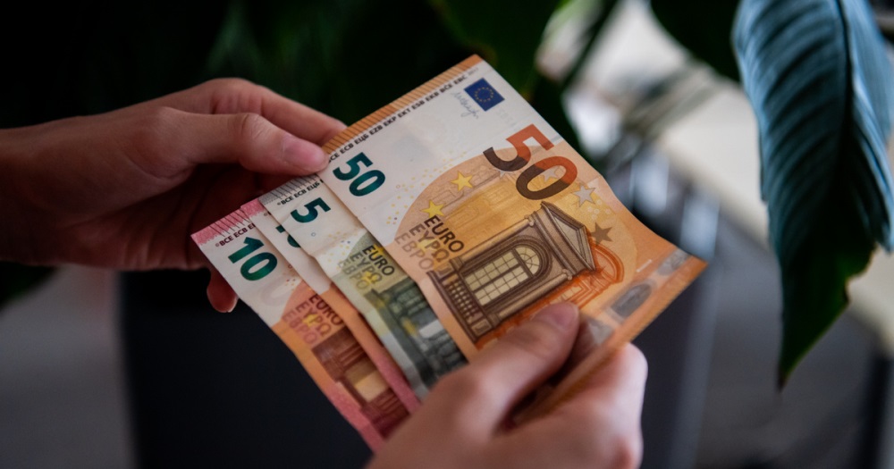 Euro prek rekord të ri, zbret në minimumin historik prej 95.44 lekësh